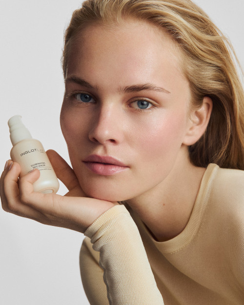 Rozświetlające serum do twarzy INGLOT LAB