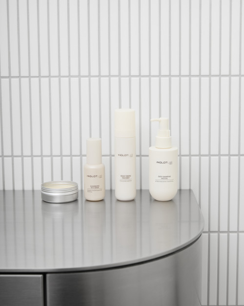 Rozświetlające serum do twarzy INGLOT LAB