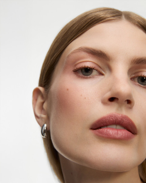 Letni makijaż 2025 – trendy, inspiracje i produkty, które musisz znać