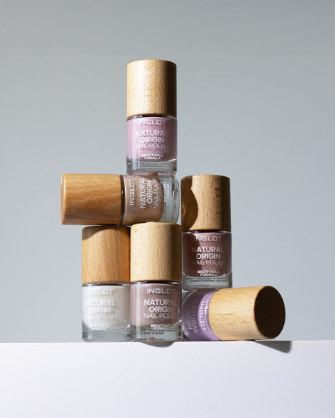 Modny manicure z perłowym wykończeniem – sprawdź najmodniejsze kolory.