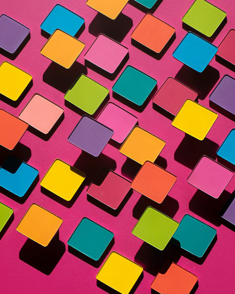 Trendy na lato 2020! Neonowy makijaż oczu