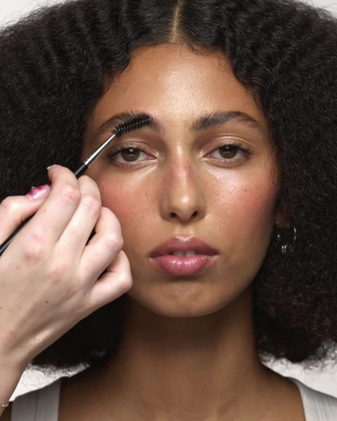 Perfekcyjne brwi? Stwórz je w kilku prostych krokach